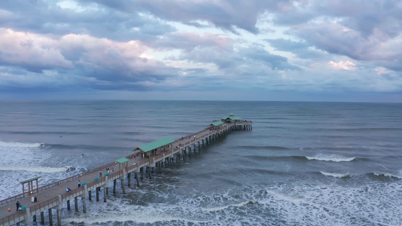 fotografía aérea de bajo panorámica del muelle en la playa de folly en la isla de folly al atardecer en carolina del sur