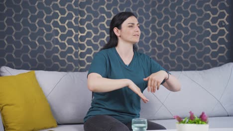 Mujer-Feliz-Bailando-En-Casa.