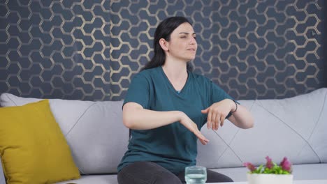 mujer feliz bailando en casa.