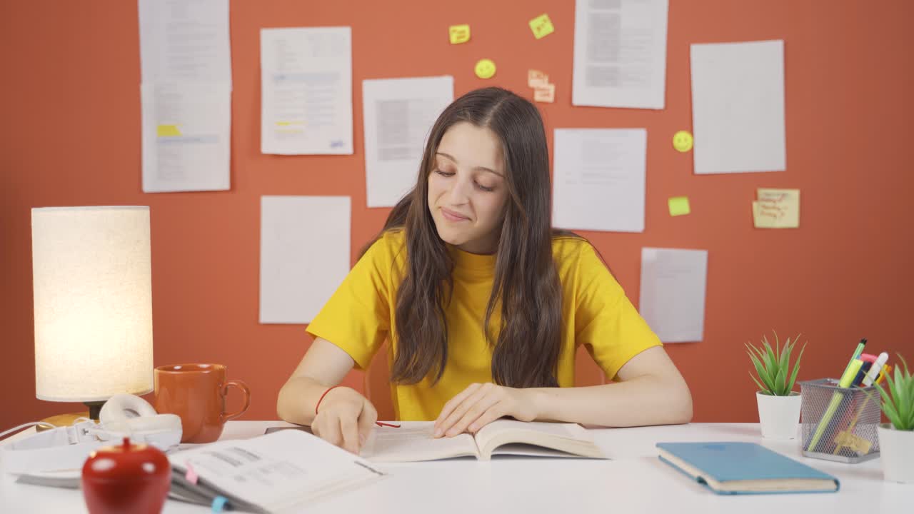 libros y estudiante niña.