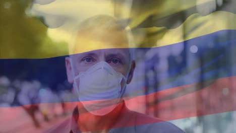 animación de ondear la bandera de colombia sobre el retrato de un hombre caucásico con máscara facial en la calle