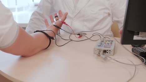 pruebas de nervios del paciente utilizando electromiografía en el centro médico
