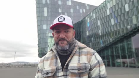 mann macht witze an der harpe in reykjavik draußen