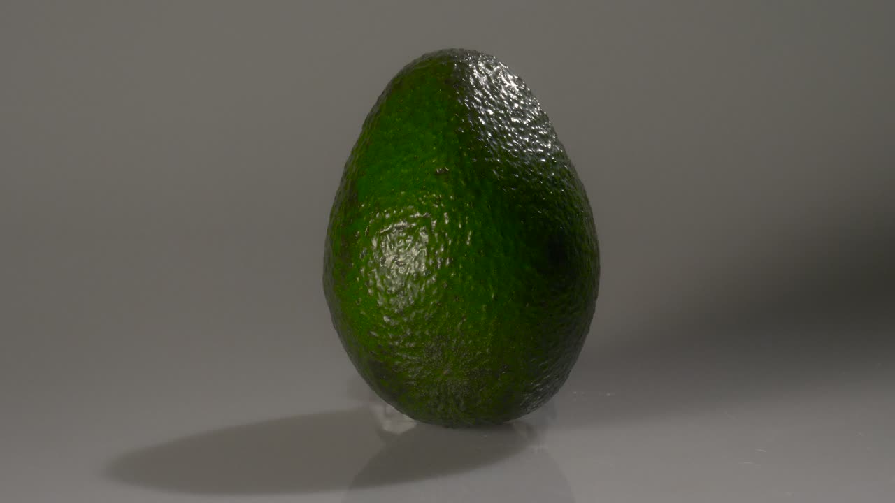 Abacate verde maduro sobre um fundo branco.