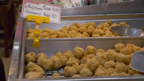 Asiatischer-Street-Food-Markt,-Lebensmittelstand,-Garnelenball