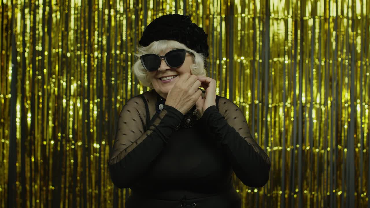 anciana abuela elegante. mujer caucásica posando sobre un fondo dorado