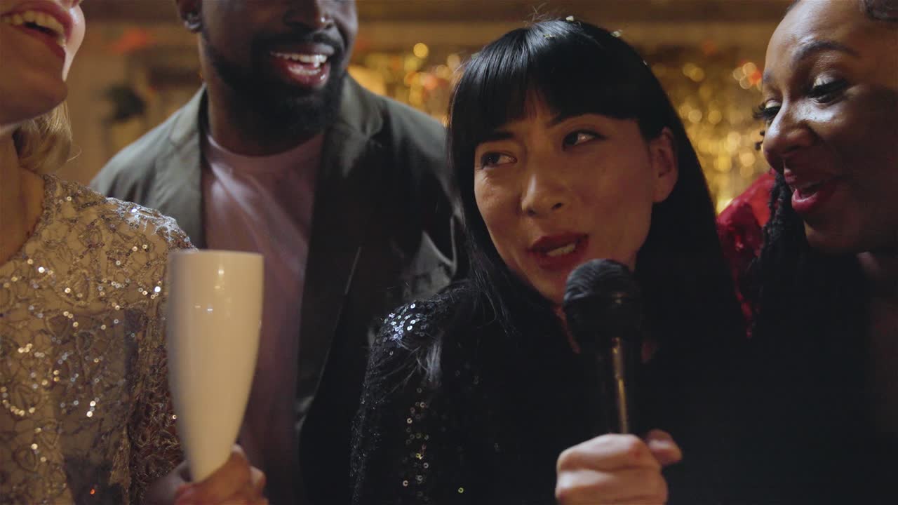 가라오케 바에서 노래하는 친구들로부터 멀어지는 추적 샷