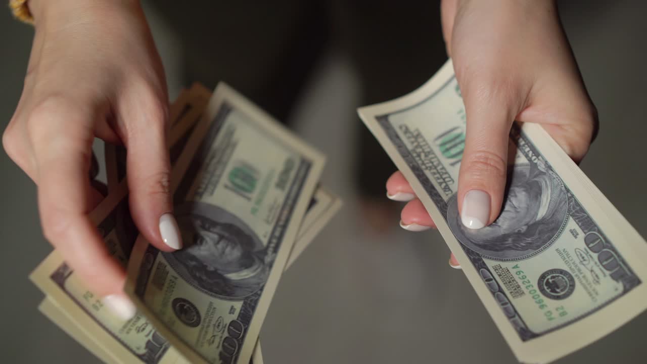 persona que cuenta el dinero. moneda en efectivo, finanzas. mujer que nos sostiene billetes de dólar