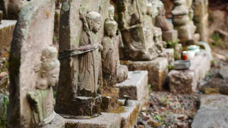 diapositiva, tiro, de, pequeño, piedra, estatuas, exterior, de, un, templo, en, kyoto, japón, 4k, cámara lenta