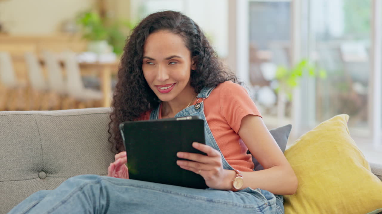 tecnología, mujer en su tableta