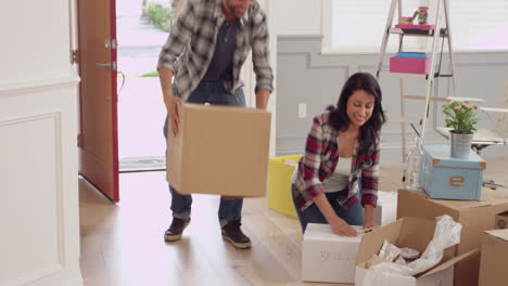 una pareja hispana se muda a una nueva casa filmada en r3d