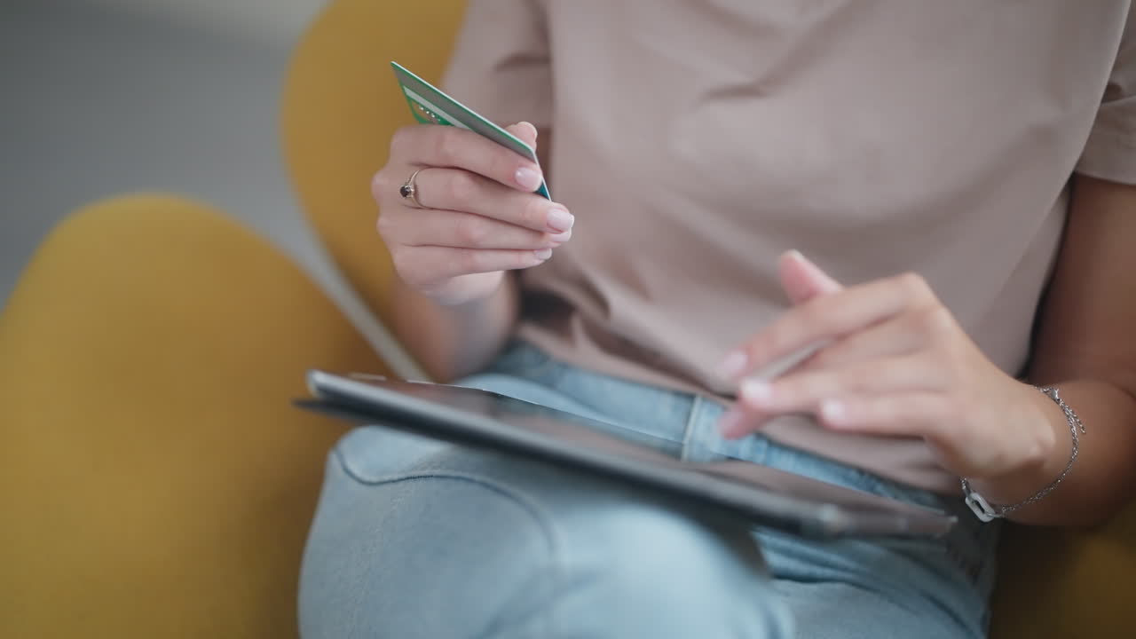 mujer haciendo compras en línea con tarjeta de crédito y tableta