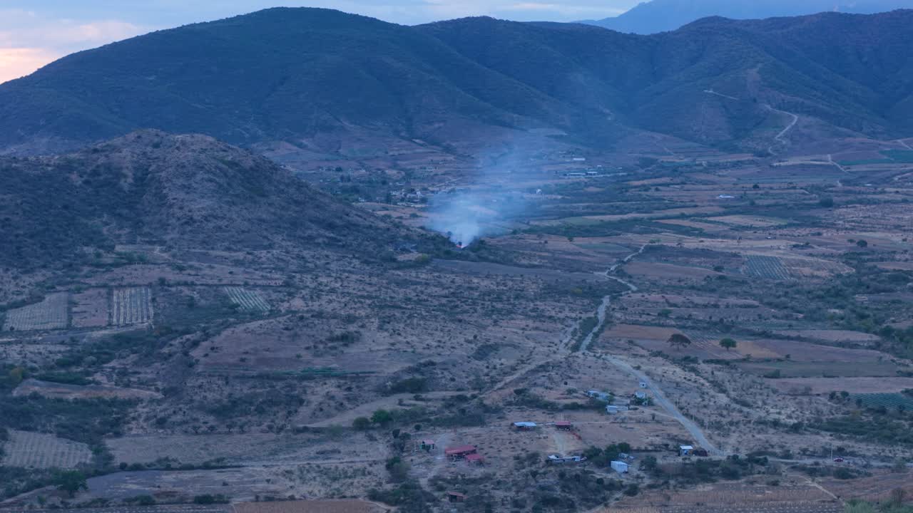 Ripresa aerea con drone di un paesaggio montano rurale con potenziale fumo di incendio