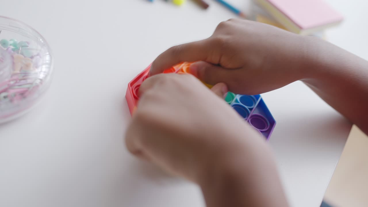 niño jugando con juguetes de colores, ocio del niño, alivio del estrés, hiperactividad