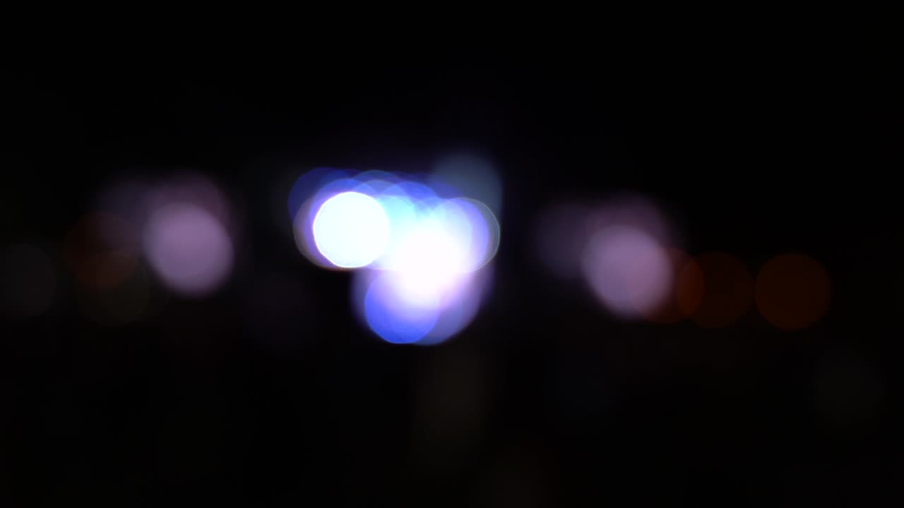 tráfico de bokeh borroso en la carretera por la noche en una gran ciudad,
