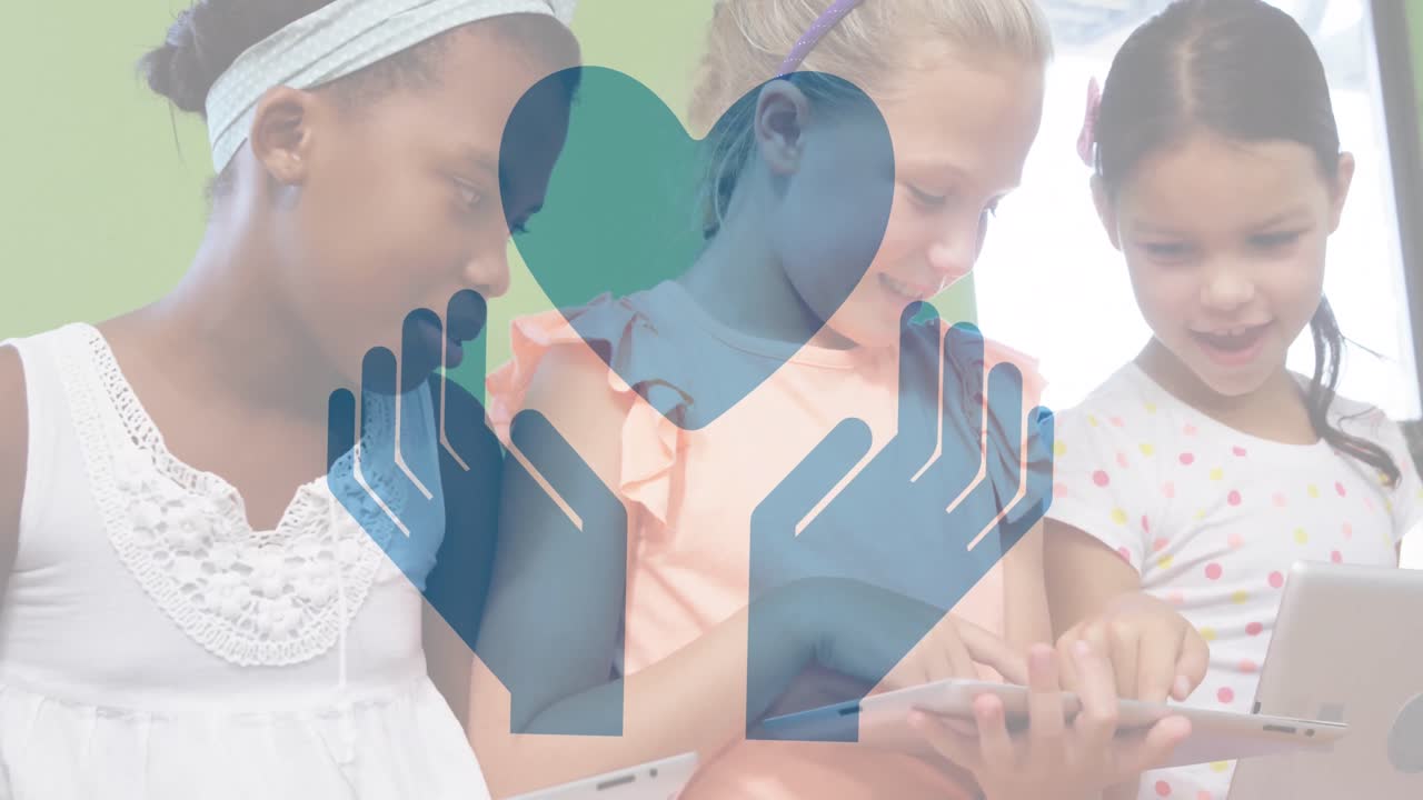 태블릿을 사용하는 다양한 어린이 위에 심장 아이콘을 가진 손의 애니메이션