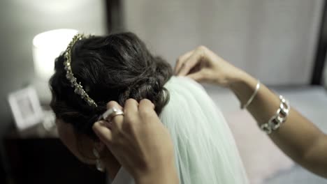 Ajustando-Un-Paño-Blanco-Y-Delgado-En-El-Cabello-De-La-Novia-Justo-Antes-De-La-Boda