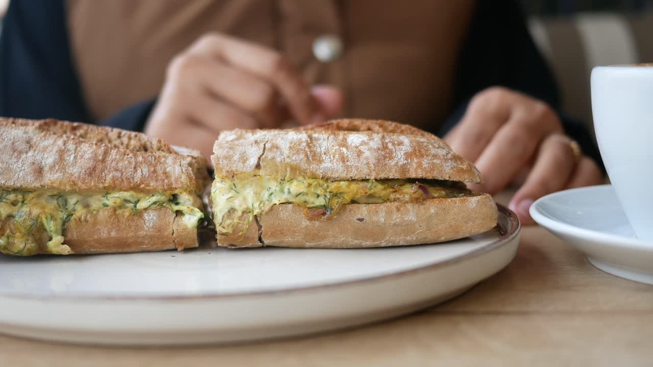 persona comiendo un sándwich