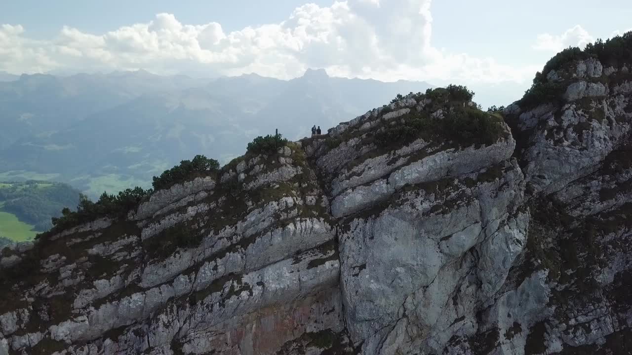 el dron se eleva lentamente sobre una montaña en suiza y muestra la increíble vista del lago walen