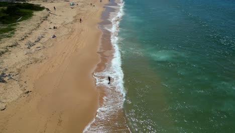 Kacheln-Sie-Nach-Oben,-Fliegen-Sie-Rückwärts,-Mit-Dem-Bouddi-Nationalpark-Im-Hintergrund