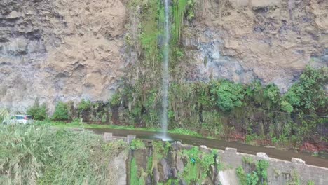 Cascada-De-Coches-En-La-Carretera-Vieja-Al-Borde-De-Un-Acantilado-Rocoso-En-&quot;anjos&quot;,-Ponta-Do-Sol,-Isla-De-Madeira,-Portugal