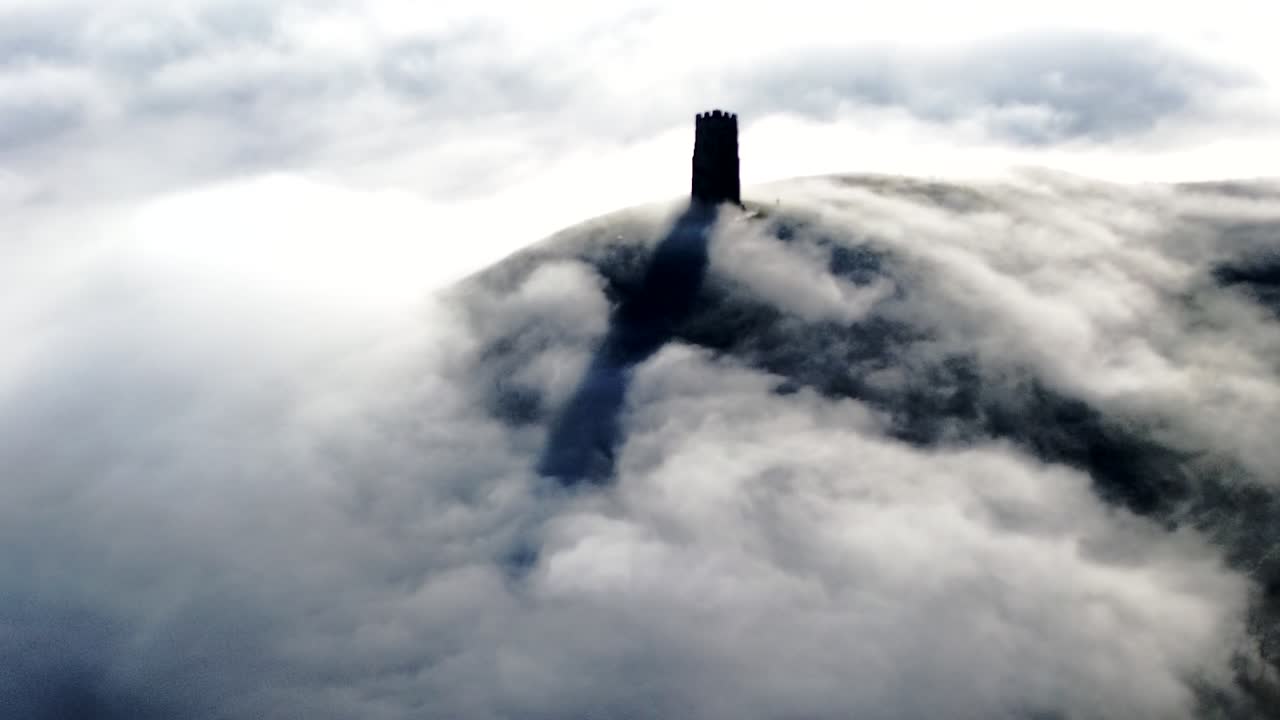 글래스톤베리 토르 (glastonbury tor) 를 가로질러 흐르는 안개