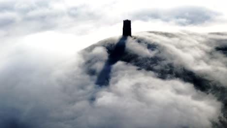 nebel fließt über den glastonbury tor