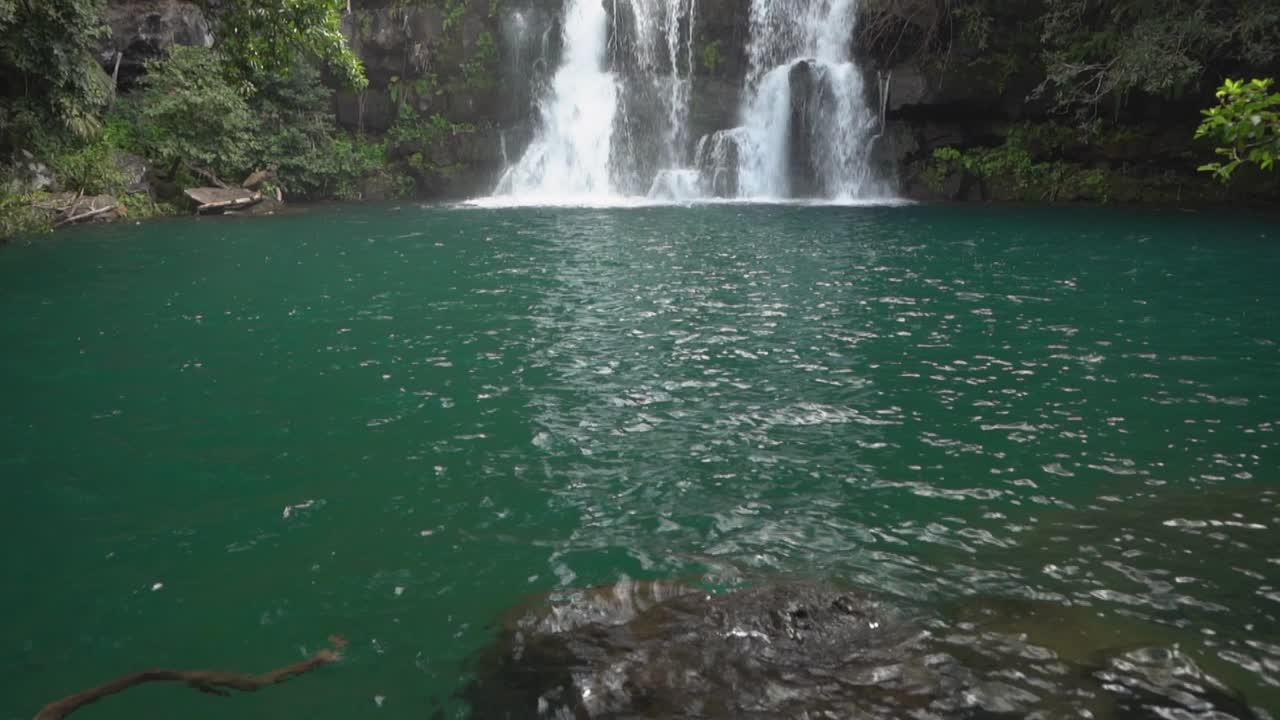 cascada mauriciana en la selva tropical