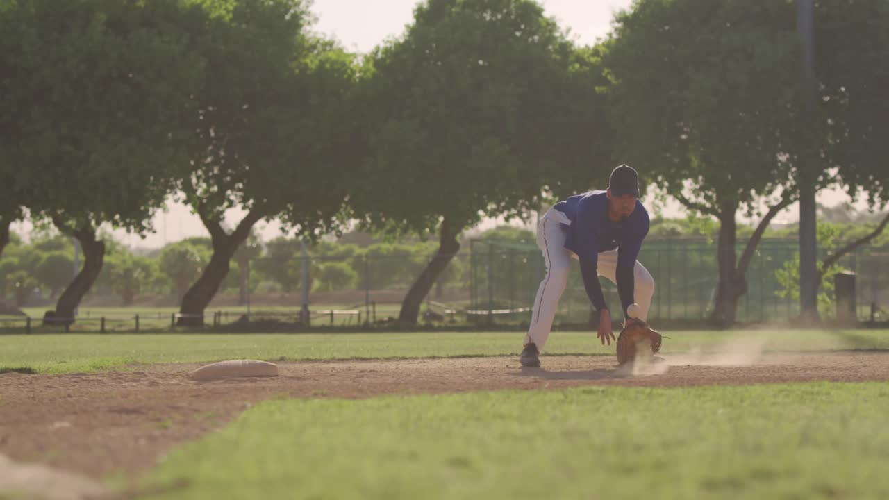 Giocatore di baseball che prende una palla durante una partita