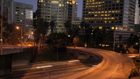 Verkehr-Bewegt-Sich-Im-Zeitraffer-Entlang-Einer-Autobahn-In-Der-Innenstadt-Von-Los-Angeles-Angel