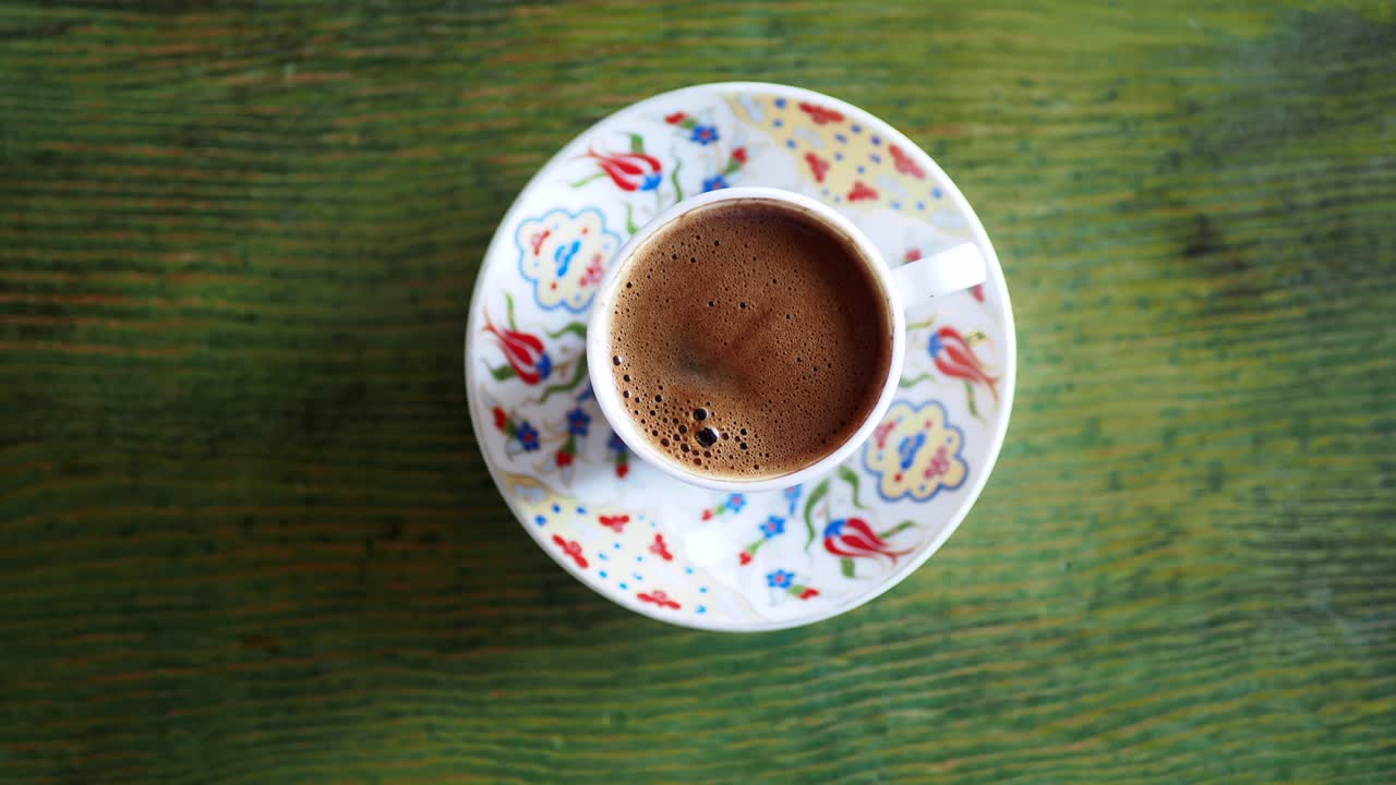 전통적인 컵과 접시에서 터키 커피