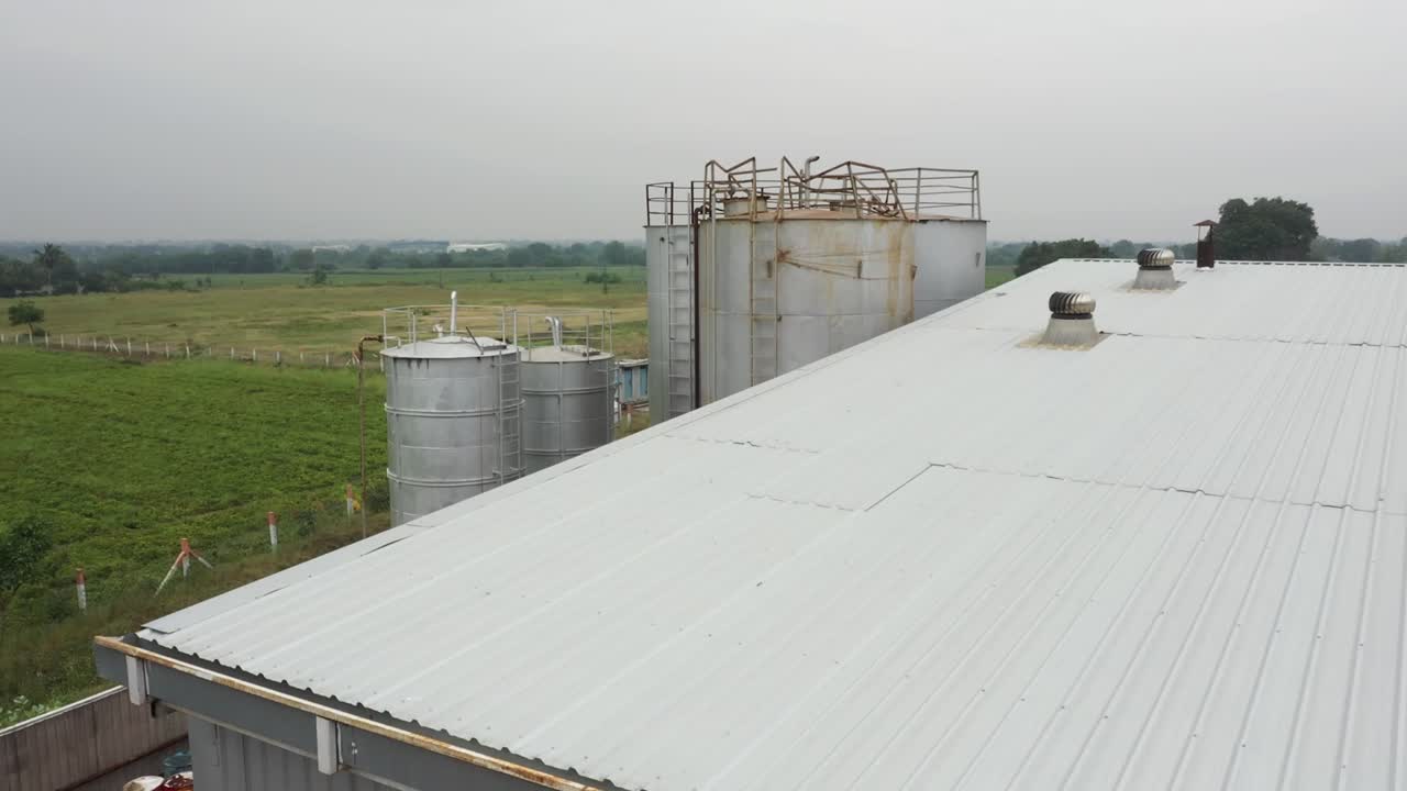 vista aérea de una planta industrial con tanques de almacenamiento