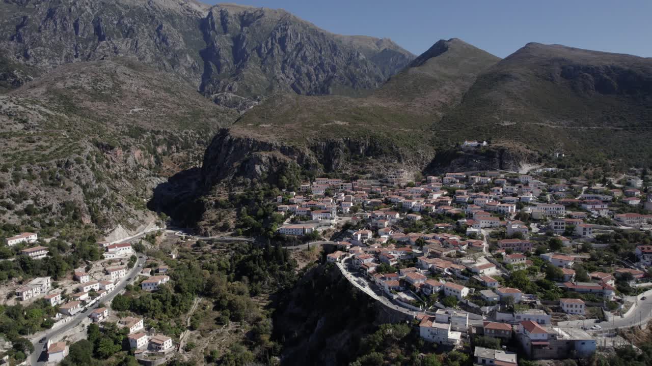 video de drone del avión dronie alejándose del pueblo de nje maj, spile, sen en himare, en la costa albanesa, lash8
