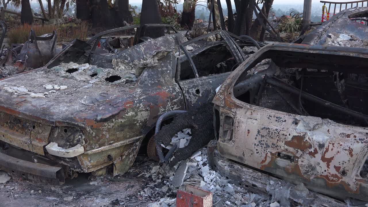 벤추라 카운티 캘리포니아 2에서 2017년 토마스 화재 이후 산허리 집 옆에서 석양에 타버린 차들