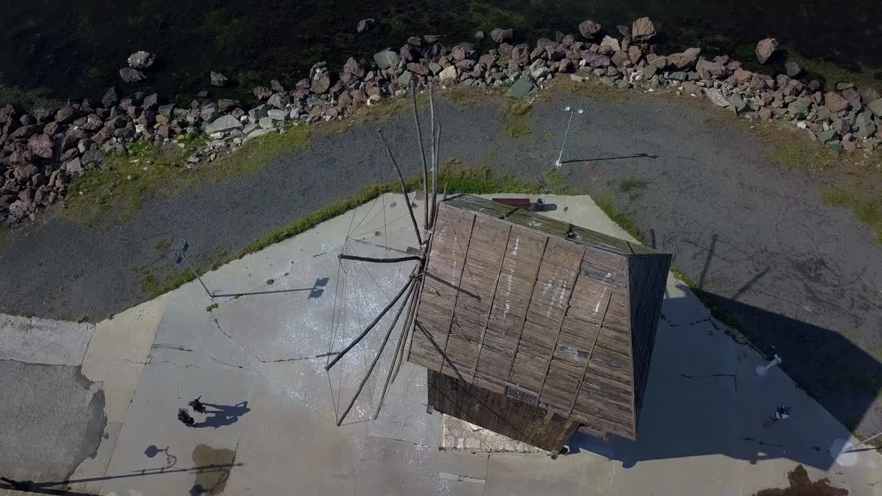 drone dando vueltas en el tiempo video del molino de viento de nesebar
