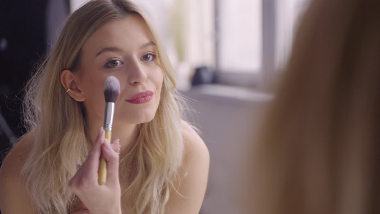 mujer aplicando maquillaje
