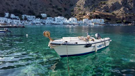 Pequeño-Barco-Griego-Flotando-En-Las-Aguas-Translúcidas-Del-Pintoresco-Puerto-De-Loutro