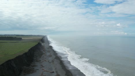 Luftaufstieg-über-Küstenklippen-Neben-Ackerland---Hakatere-Beach-Alluvial-Cliffs---Neuseeland