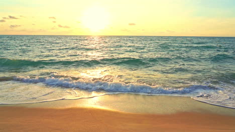 Amanecer-En-Una-Playa-Exótica-Con-Olas-Tropicales-Rompiendo-En-La-Arena,-Cámara-Lenta