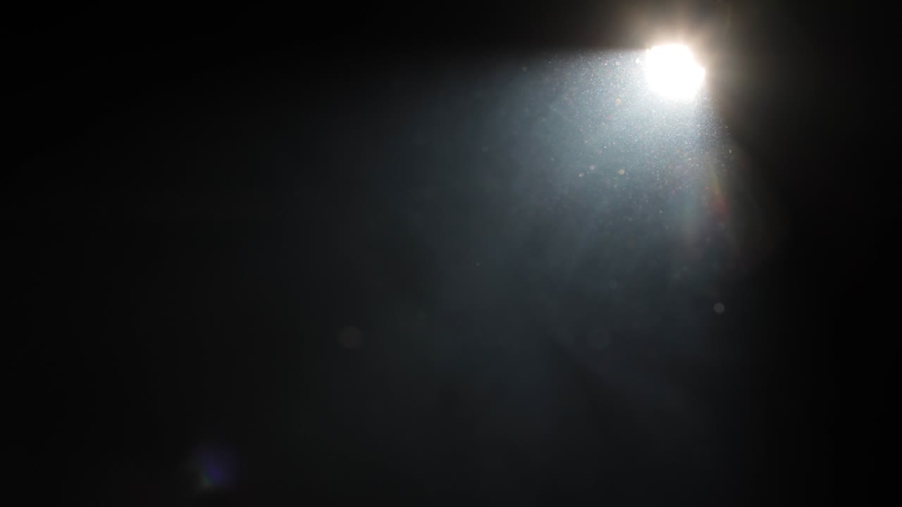 fuente de luz en habitación oscura