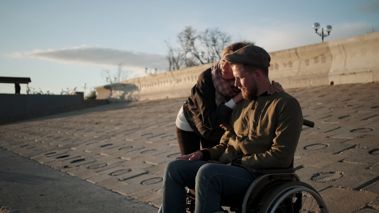 pareja que apoya a un hombre discapacitado en silla de ruedas
