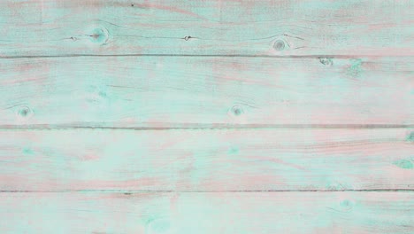 aparecen y desaparecen de la parte inferior de la mesa de madera diferentes lápices y bolígrafos de fieltro.