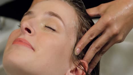 mujer lavando el cabello