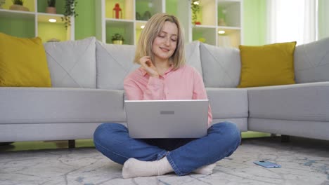 Fröhliche-Und-Süße-Junge-Frau,-Die-Auf-Dem-Laptop-Chattet.