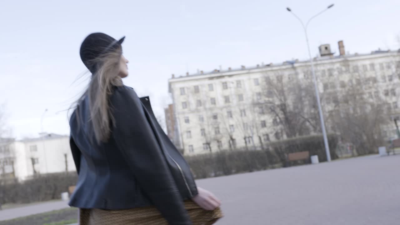 Женщина, гуляющая по городу