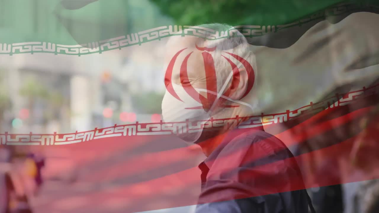 Animasi bendera Iran berkibar di atas pria Kaukasia mengenakan masker wajah di jalan kota