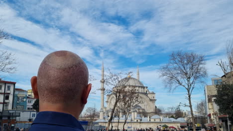 Hombre-Con-Trasplante-De-Cabello-Reciente-Admira-La-Mezquita-Azul-Que-Se-Encuentra-En-Estambul,-Turquía