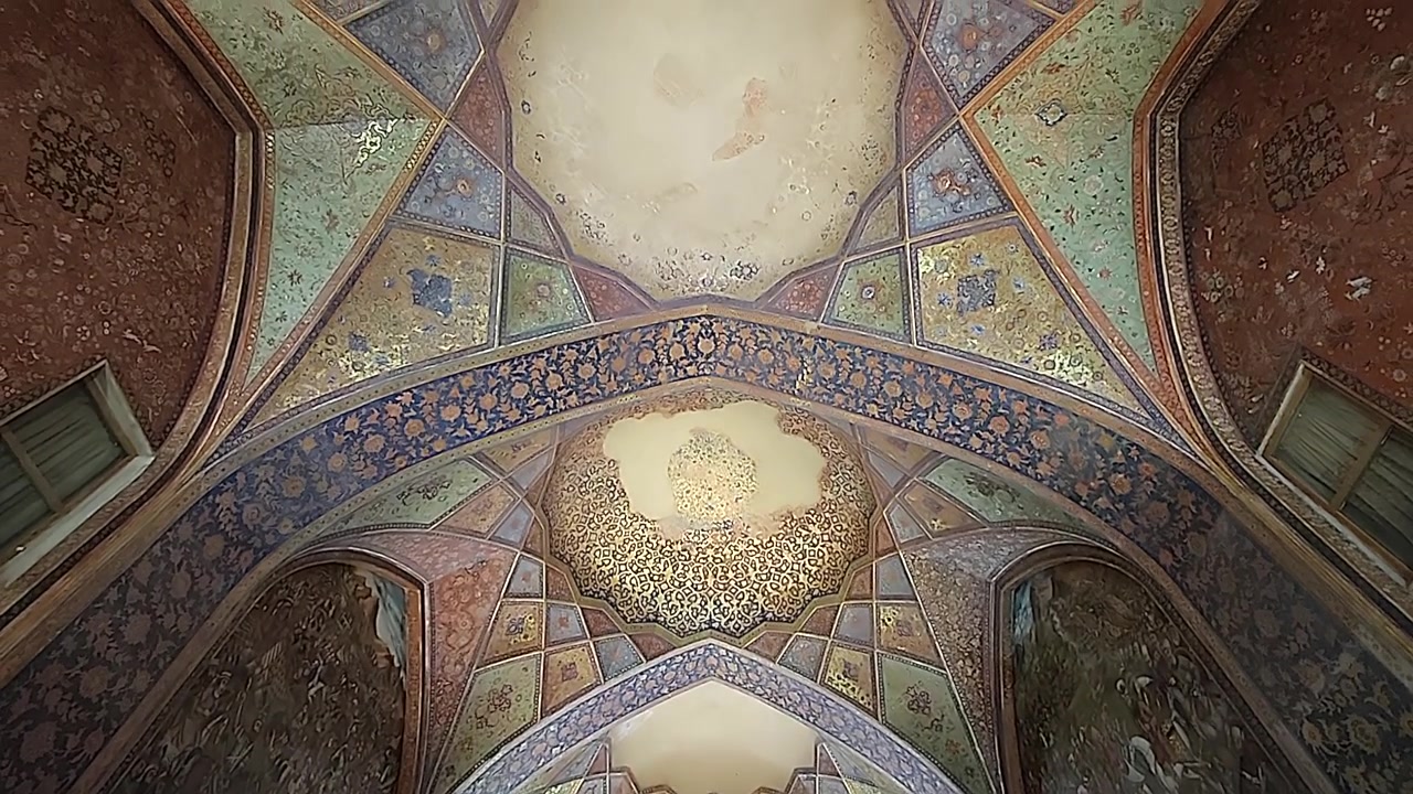 Intricata architettura persiana del soffitto in un edificio storico