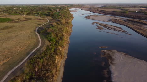 Drone-Alto-Sobre-El-Río-Saskatchewan-Fuera-De-Saskatoon,-Canadá