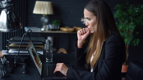 mujer de negocios analizando gráficos en la pantalla. mujer escribiendo en el teclado de la computadora portátil